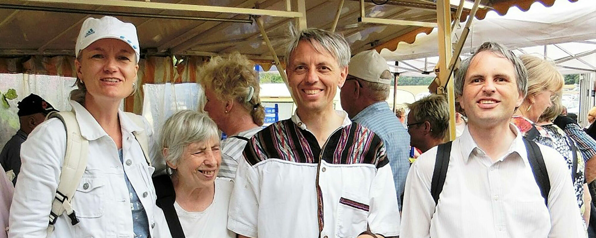 Jutta Hajek und Familie Müller auf dem Markt