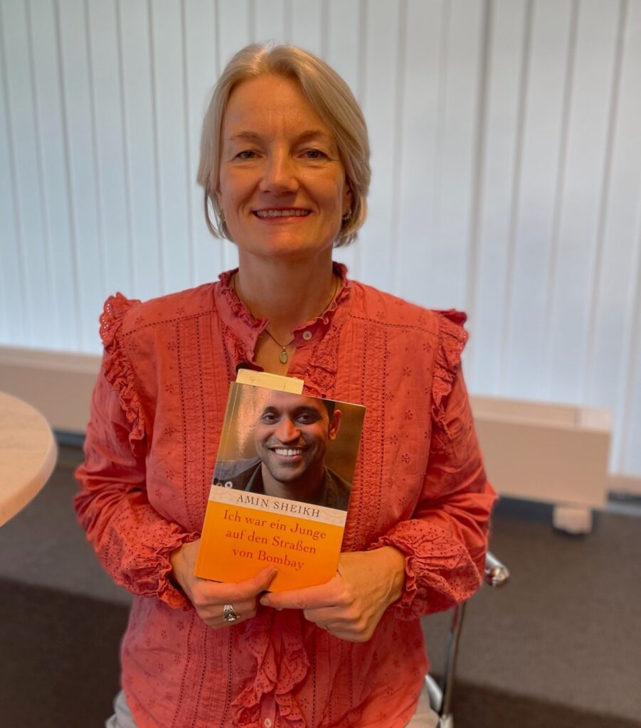 Jutta Hajek zeigt Buch von Amin Sheikh bei Kelkheimer Lesung 8.5.25